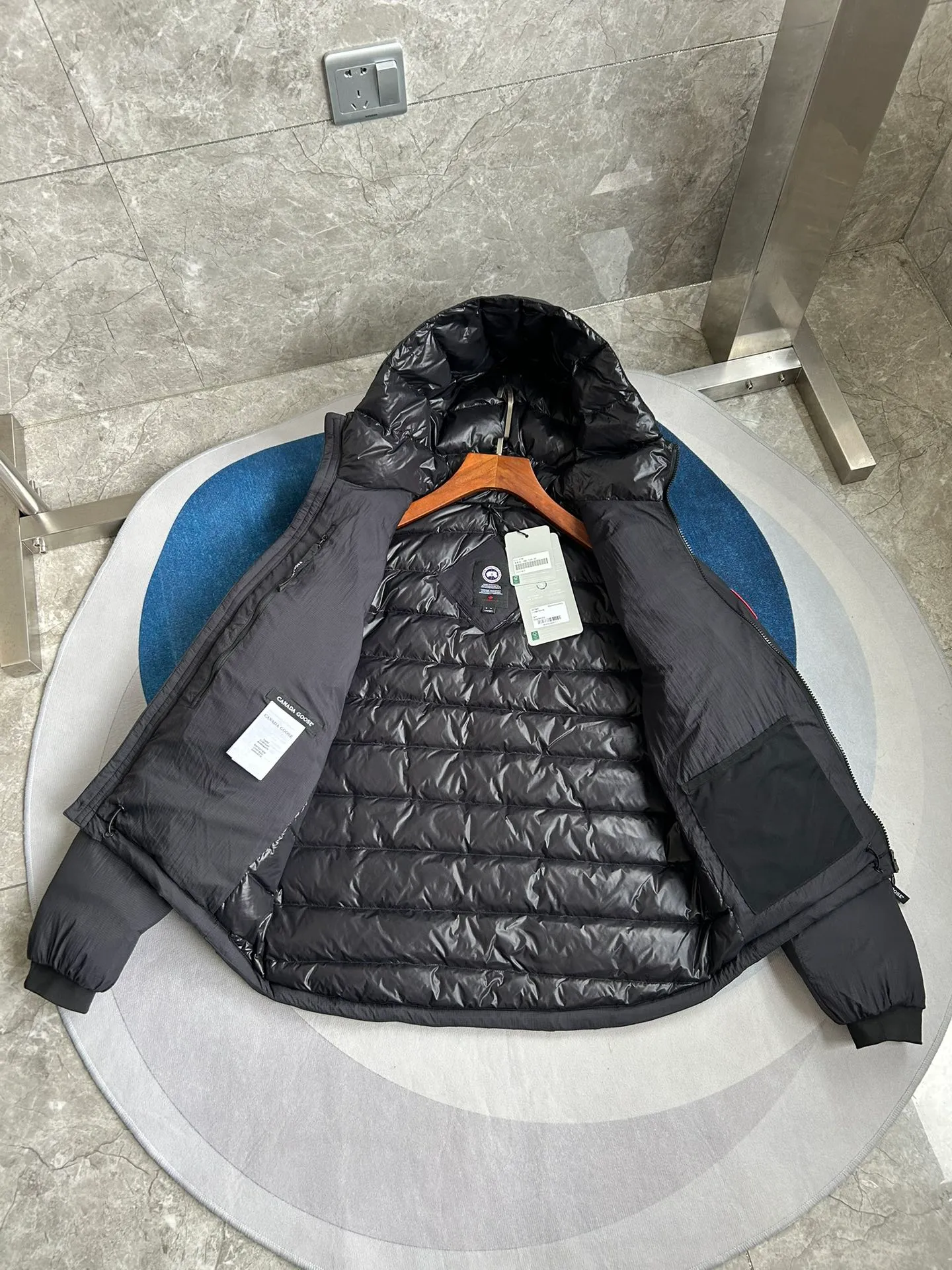 P940 5078M Lodge men's short hooded lightweight style. Color: black. Sizes: S M L XL XXL.